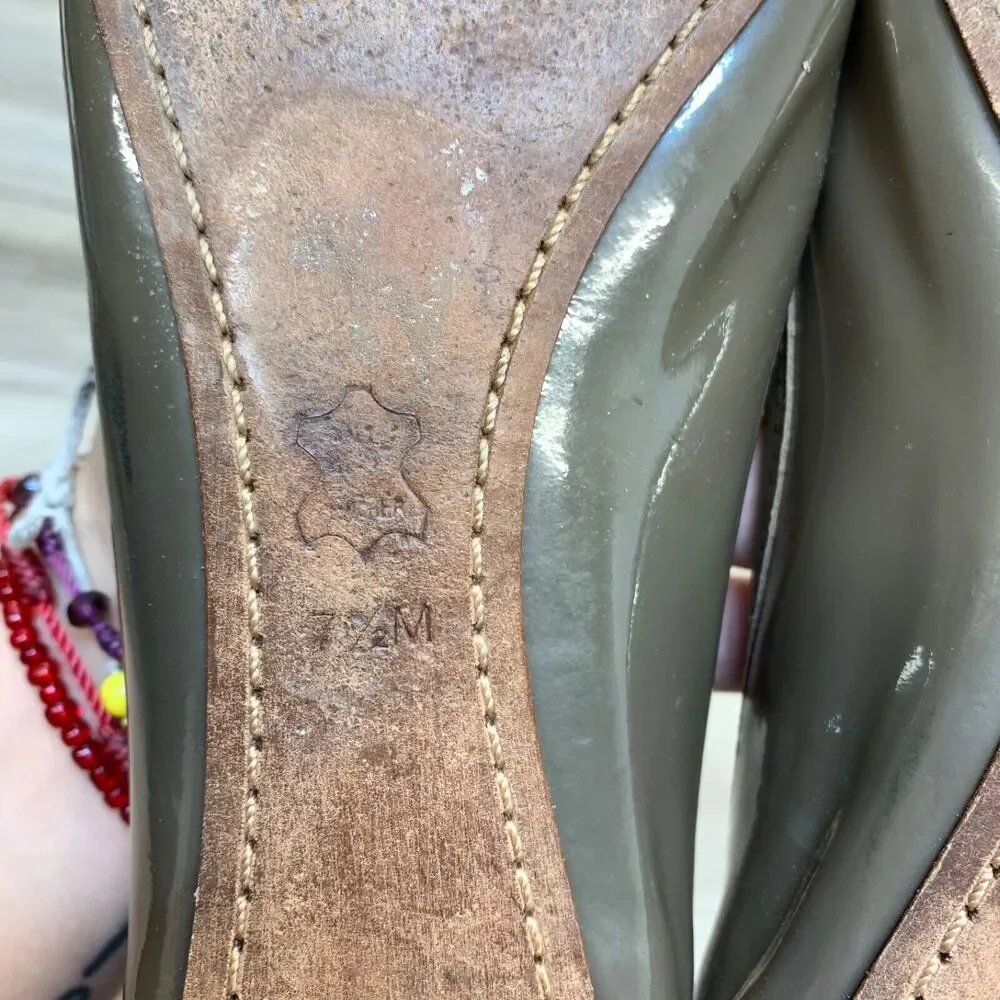 TORY BURCH‎ Gabriel Gold Medallion Logo Flats Glossy Dark Taupe Leather Size 7.5